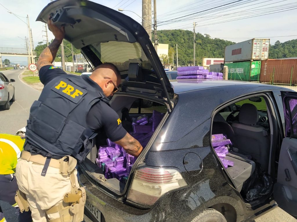 No total foram apreendidos 384 Kg de maconha. Imagem: PRF